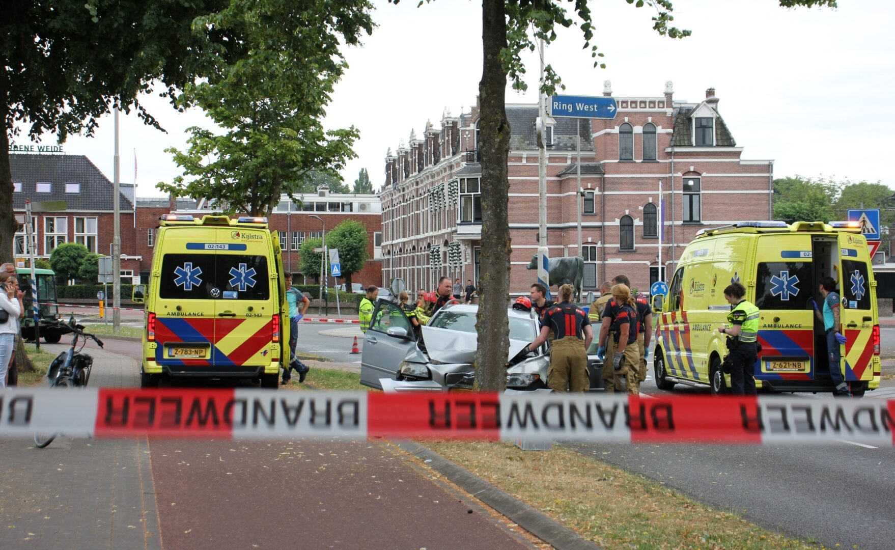 Twee gewonden bij auto tegen boom