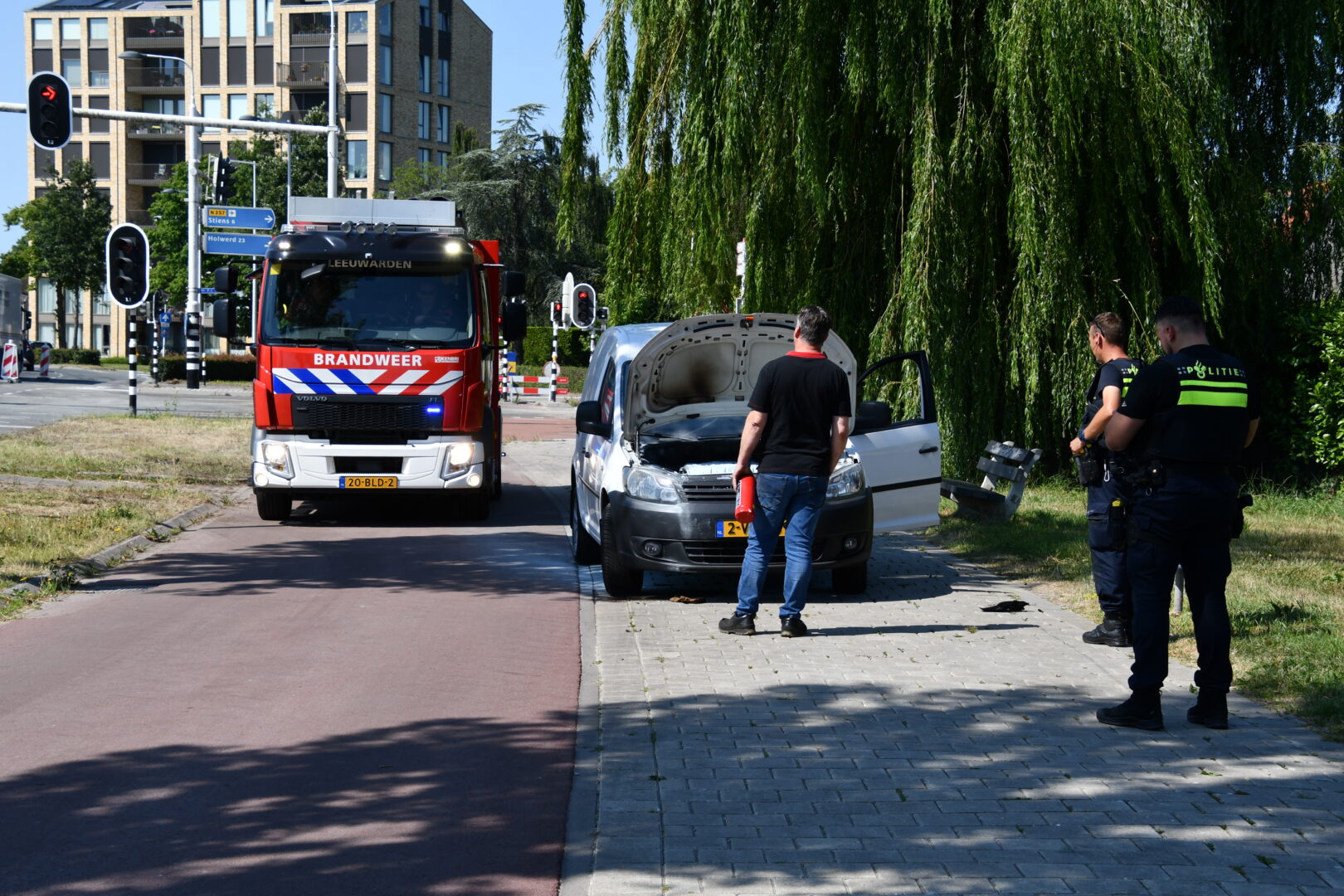 Auto vliegt onder het rijden in brand, bestuurder voorkomt erger