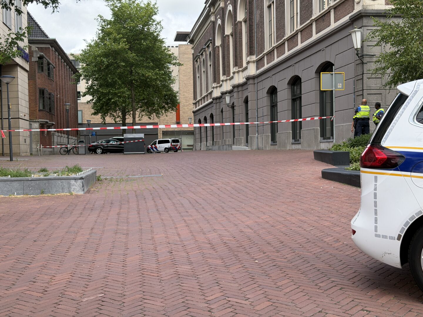 Glas valt van gebouw: omgeving afgezet