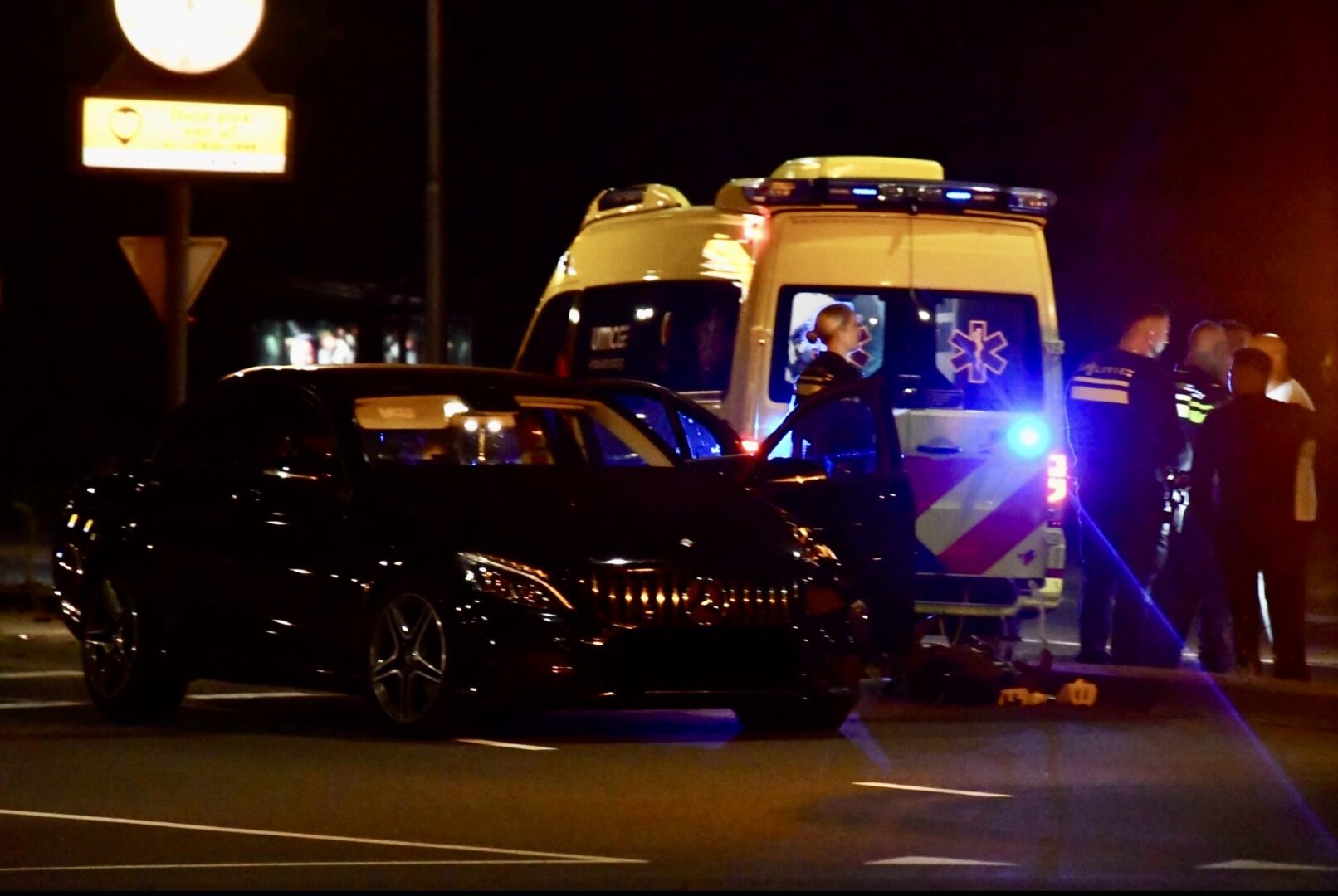 Bumperkleven eindigt in crash tegen verkeerslicht