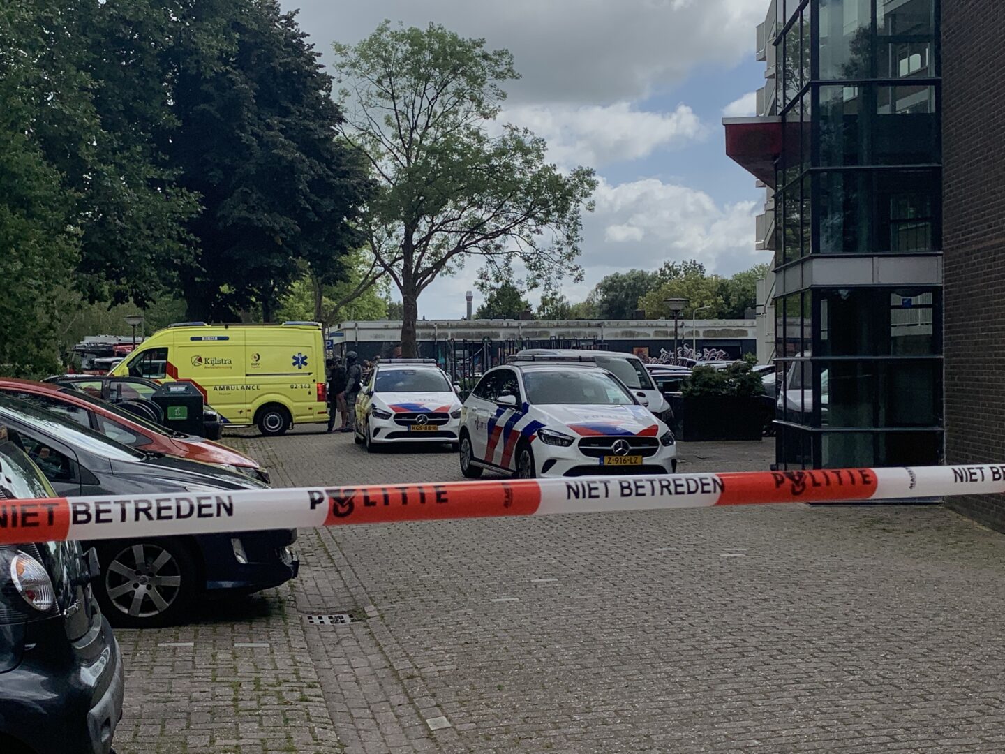 DSI grijpt in na urenlange politieactie bij flat; verwarde persoon aangehouden