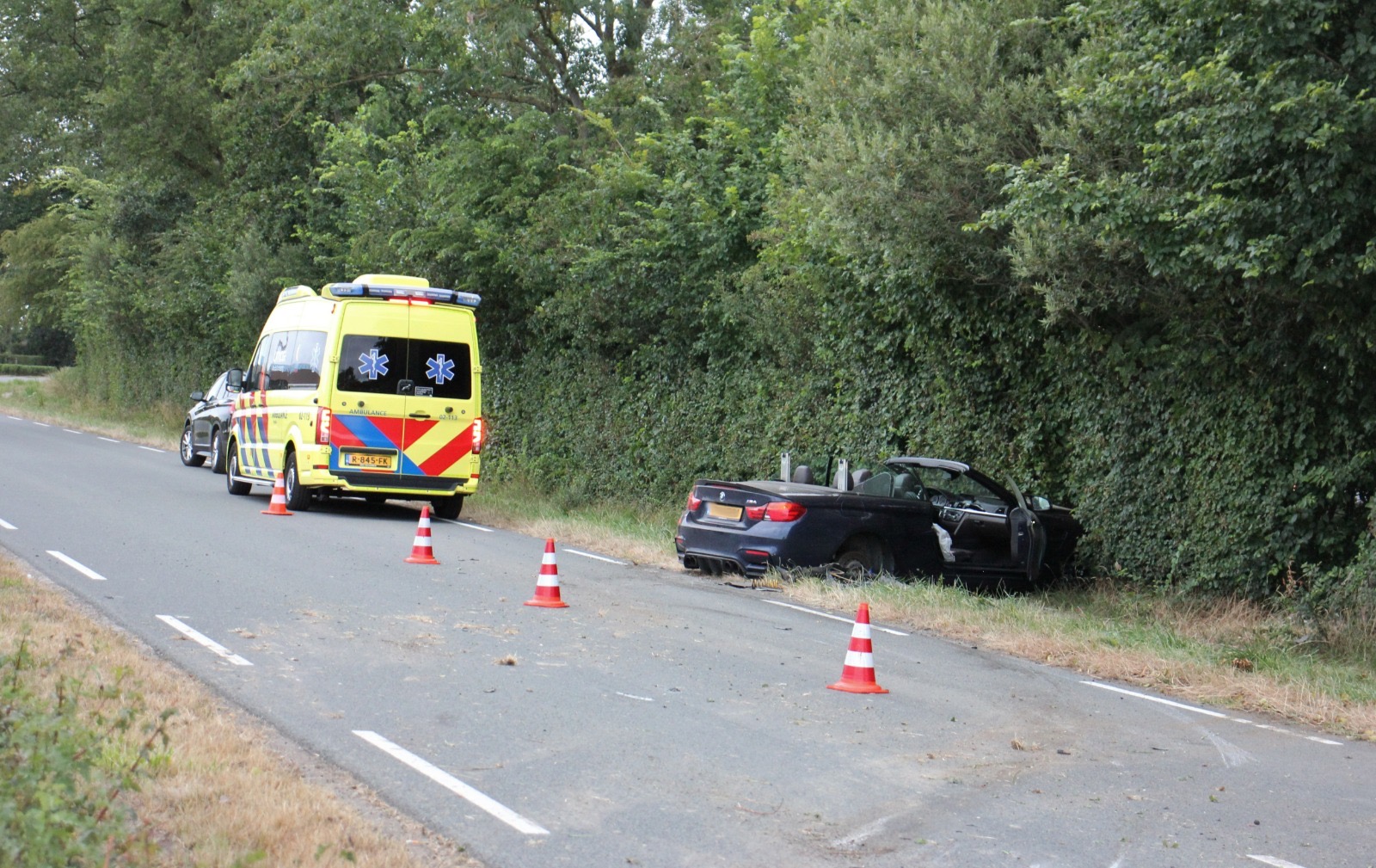 Bizarre crash: Auto vliegt via greppel dwars over de weg in de struiken