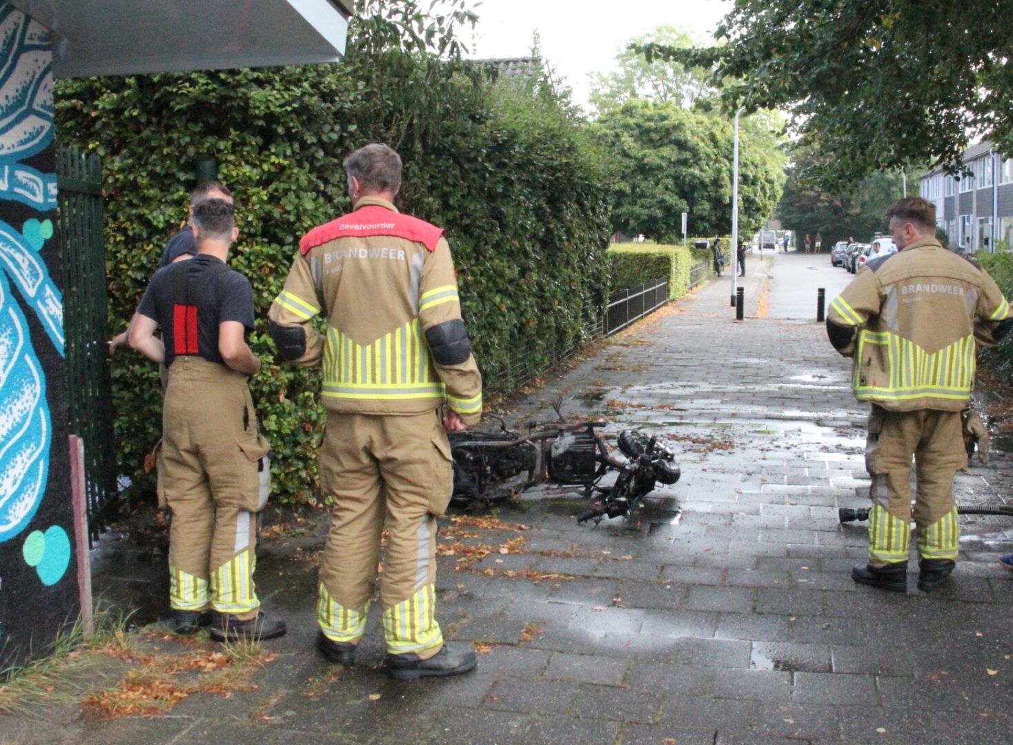 Scooter in brand gestoken bij wijkgebouw Aldlân