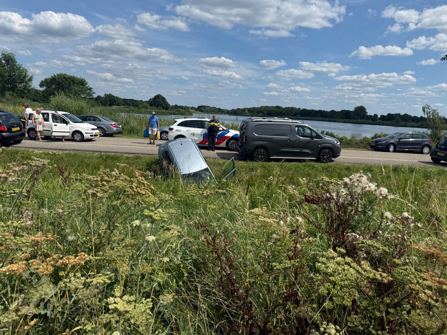 Auto raakt te water in Groene Ster gebied Leeuwarden bij parkeeractie
