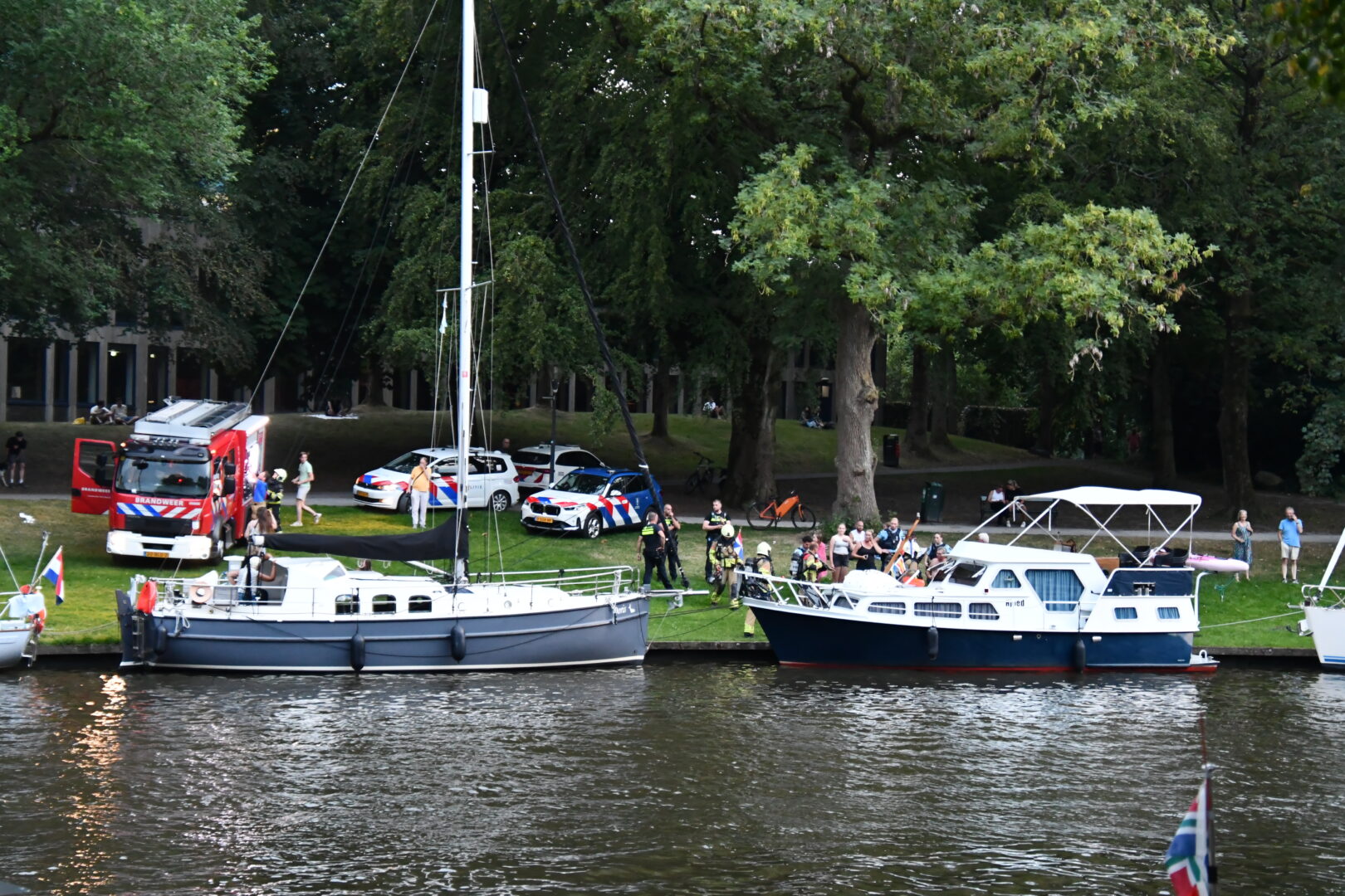 Brandweer rukt uit voor melding van scheepsbrand, oververhitte accu de oorzaak