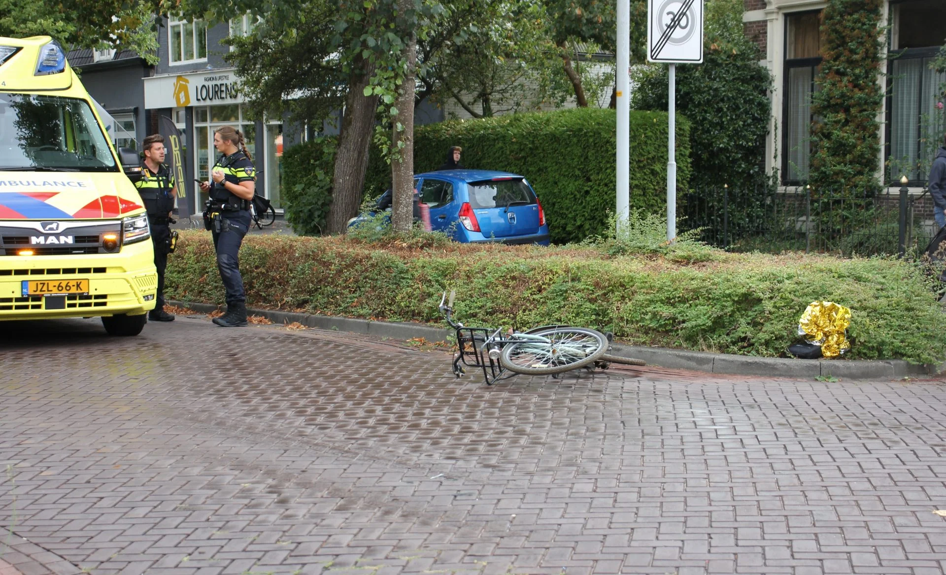 Fietsster geschept op kruising winkelstraat