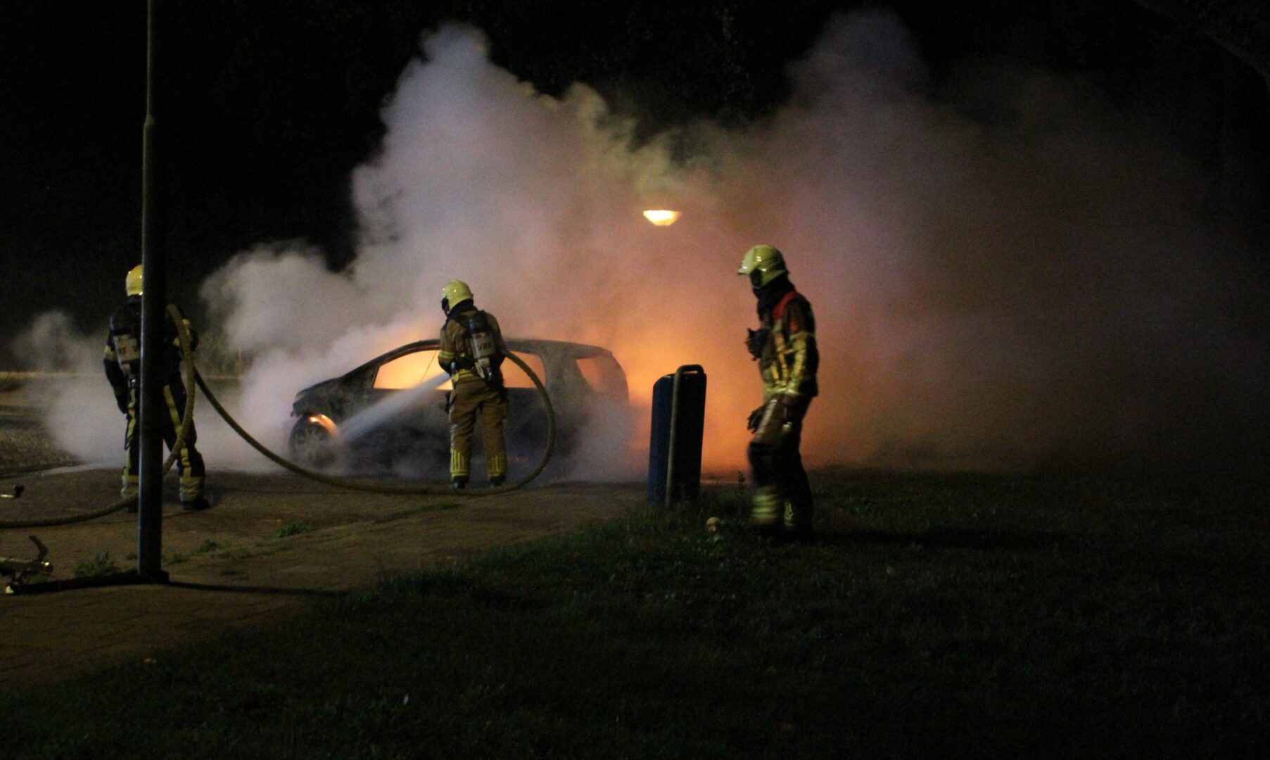 Auto in brand gestoken op parkeerterrein