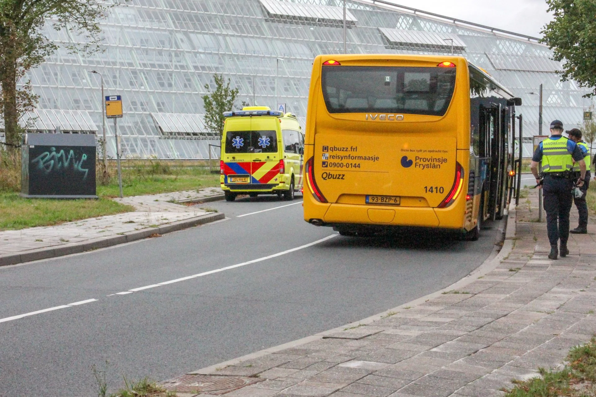 Raam lijnbus sneuvelt bij botsing met bestelbusje
