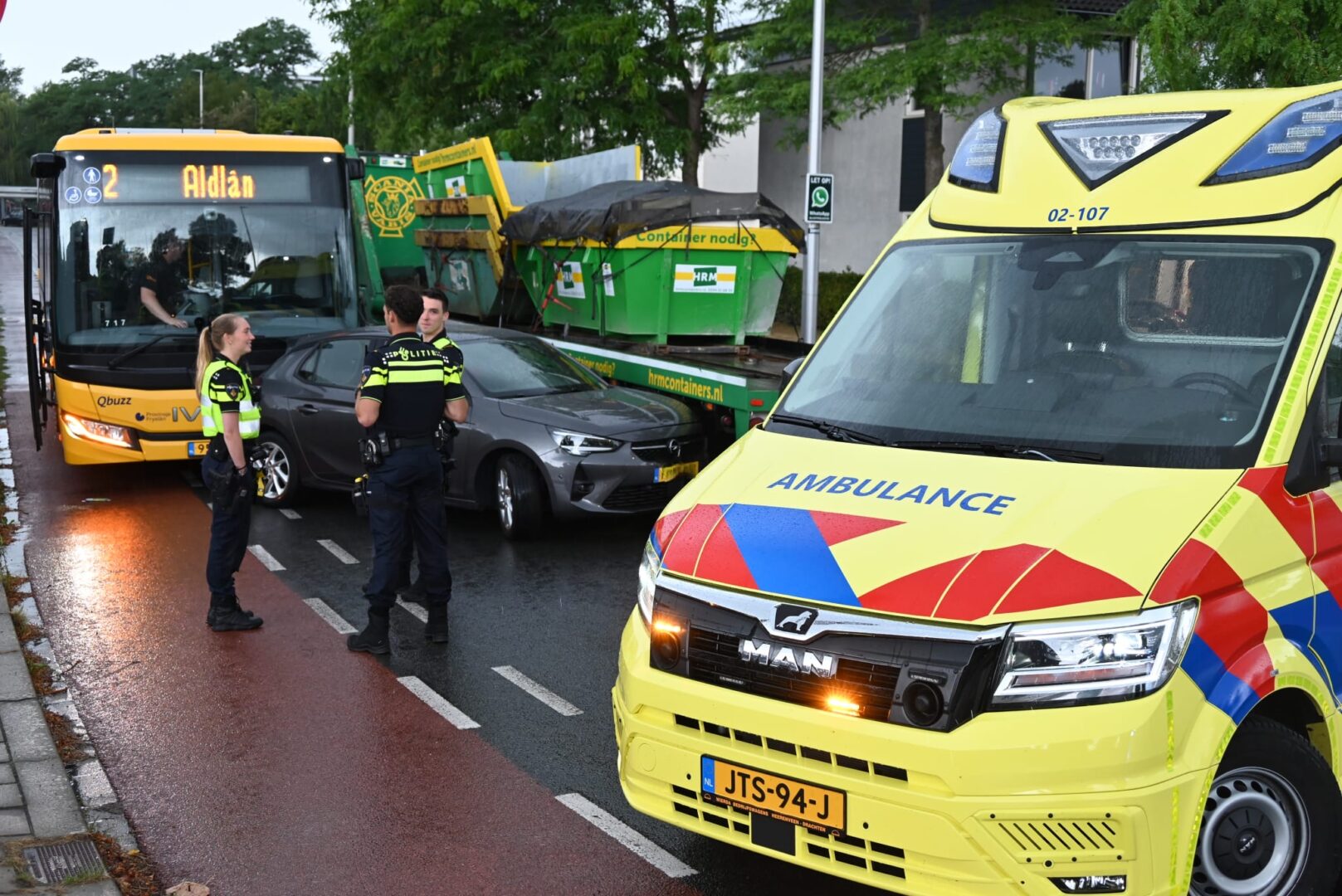Lijnbus, auto en vrachtwagen betrokken bij botsing op Weideflora