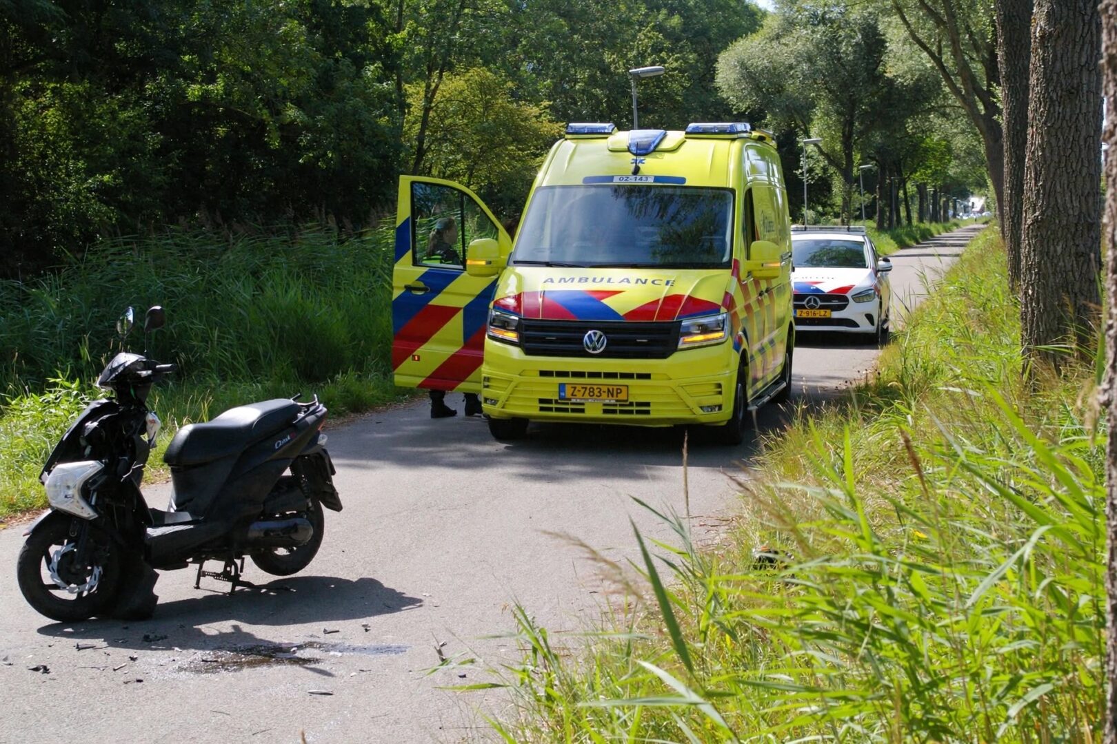 Scooterrijder gewond na botsing op fietspad langs N355
