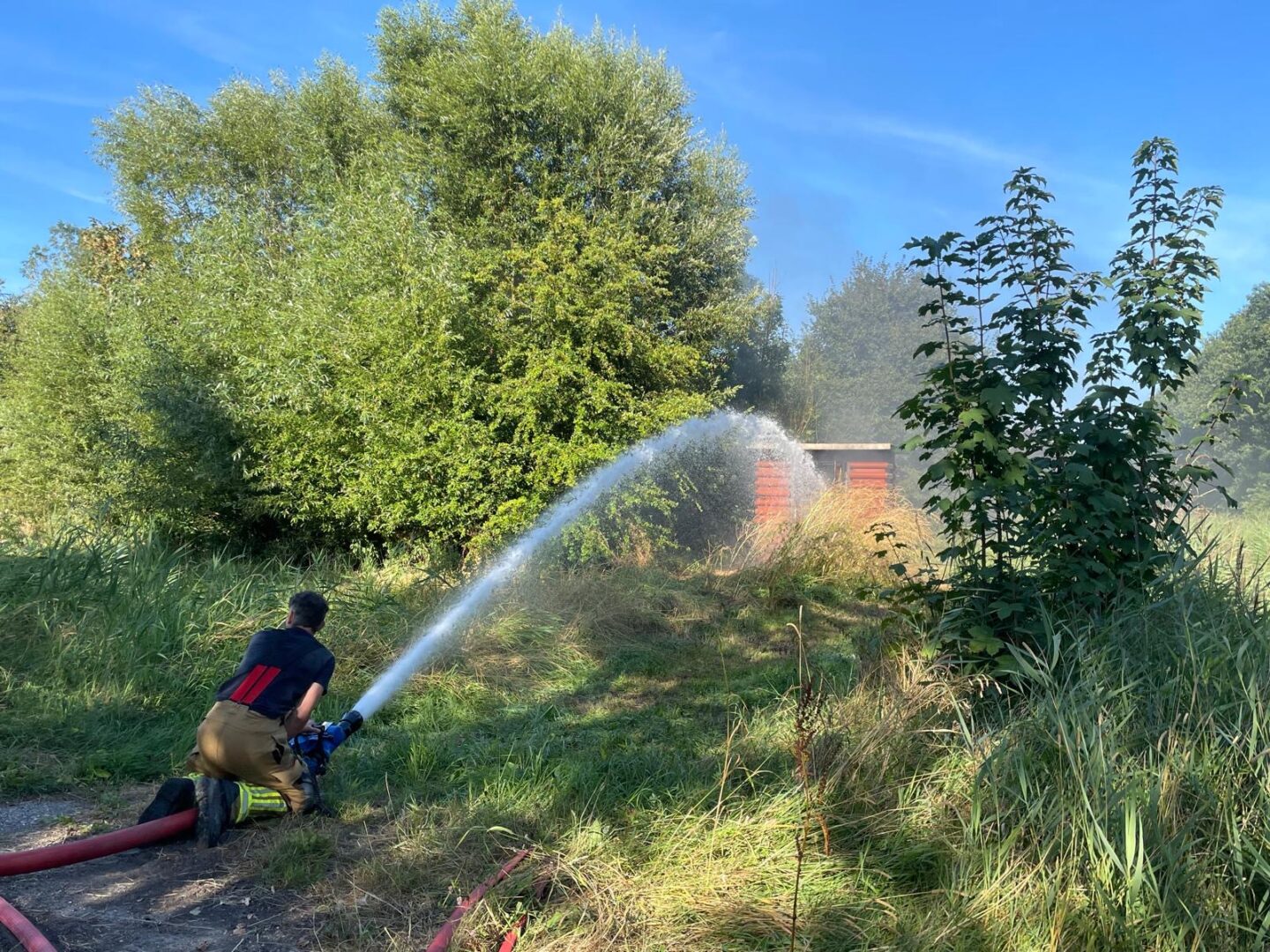 Elektriciteitsgebouw in brand in Hempens; Zuiderburen zonder stroom