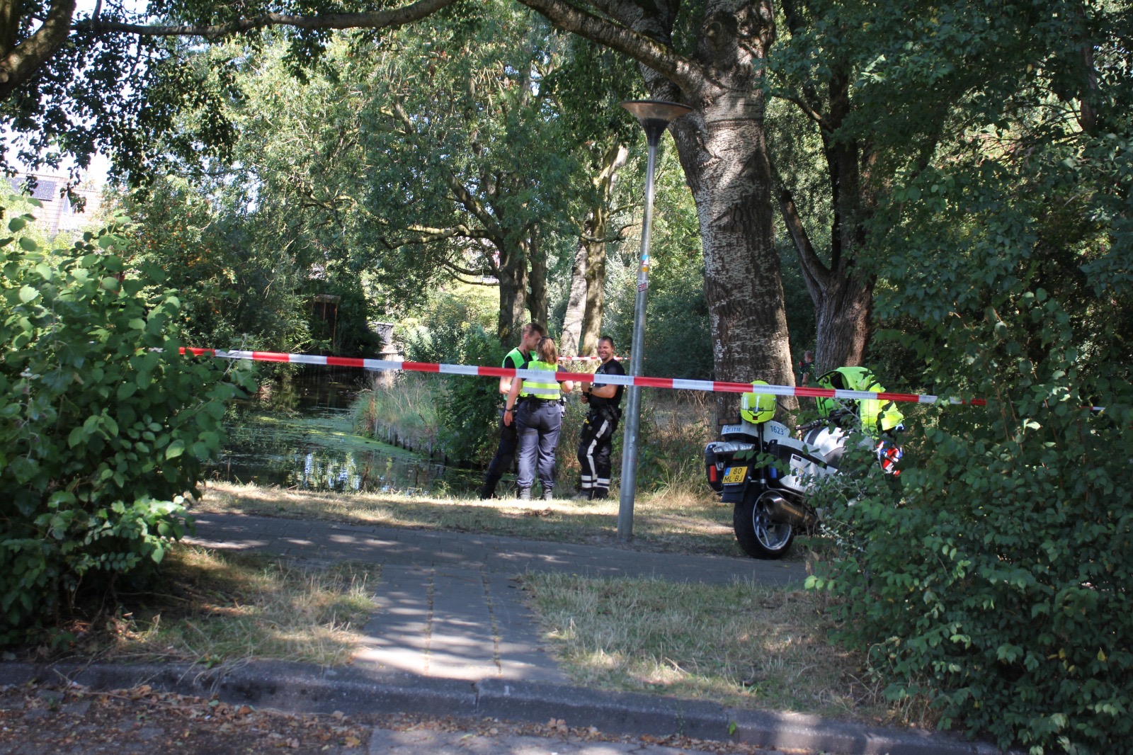 Overleden persoon aangetroffen in sloot