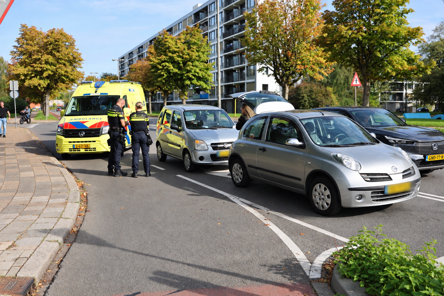 Twee auto’s botsen bij verkeerslichten