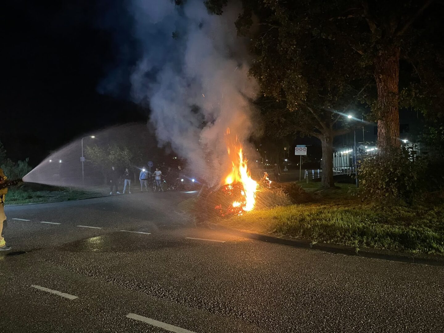 Grasbult in brand op Sixmaplein