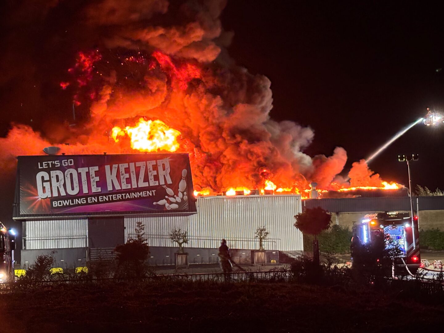 Zeer grote brand bij bowlingcentrum Grote Keizer (update)