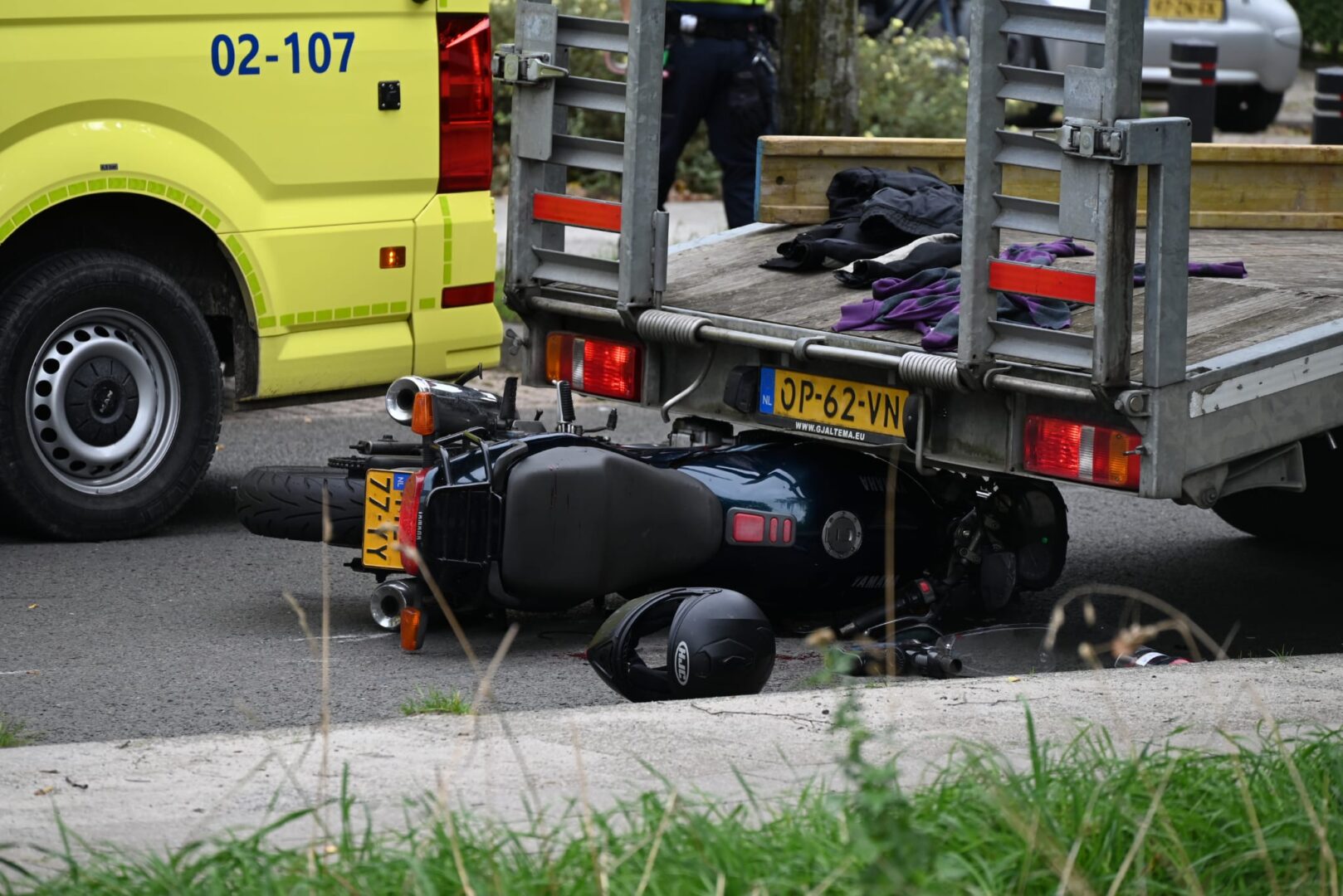Motorrijder ernstig gewond na botsing met geparkeerde aanhanger