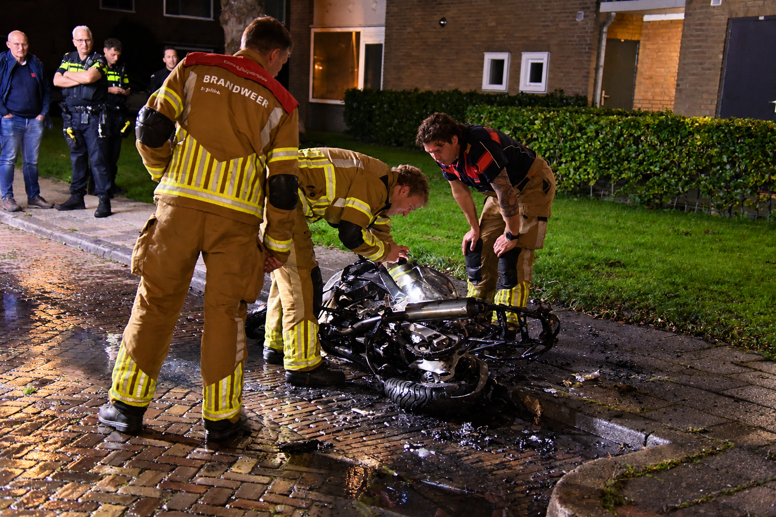 Motor volledig verwoest door felle brand