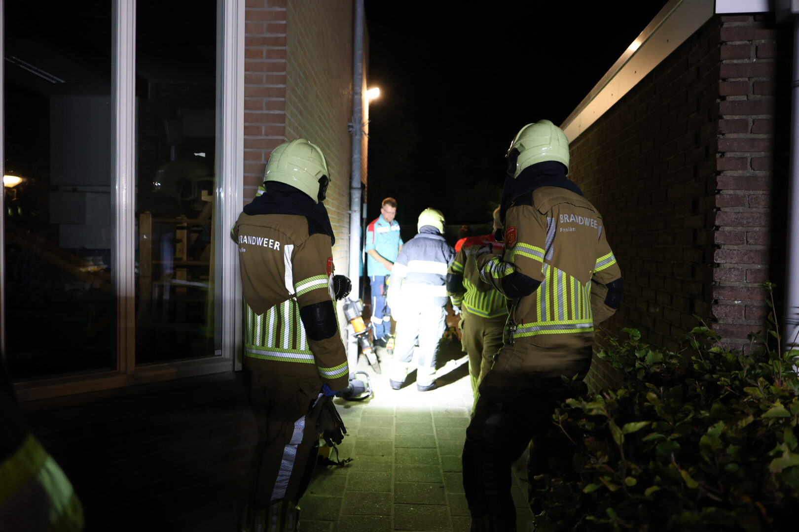 Brandweer slijpt hek open voor ambulance na ongeval op schoolplein