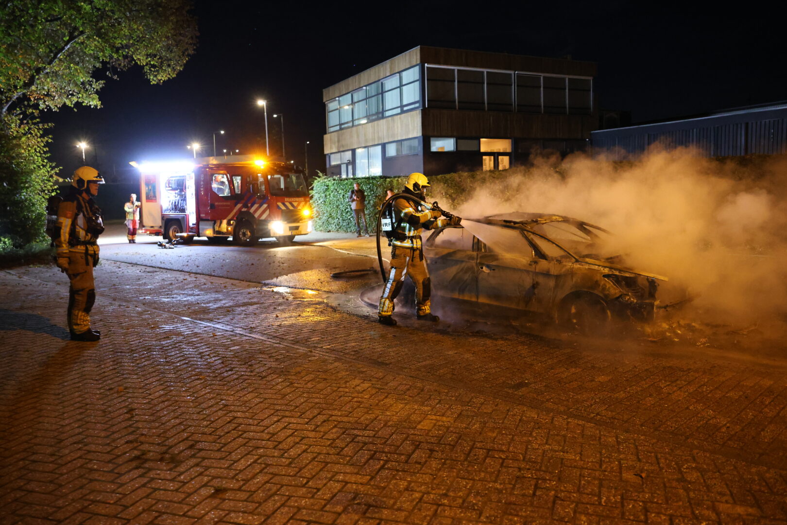 Geparkeerde auto in lichterlaaie, politie onderzoekt brandstichting