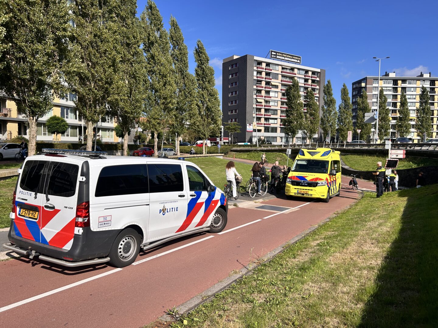 Oudere vrouw gewond na botsing met fietsers