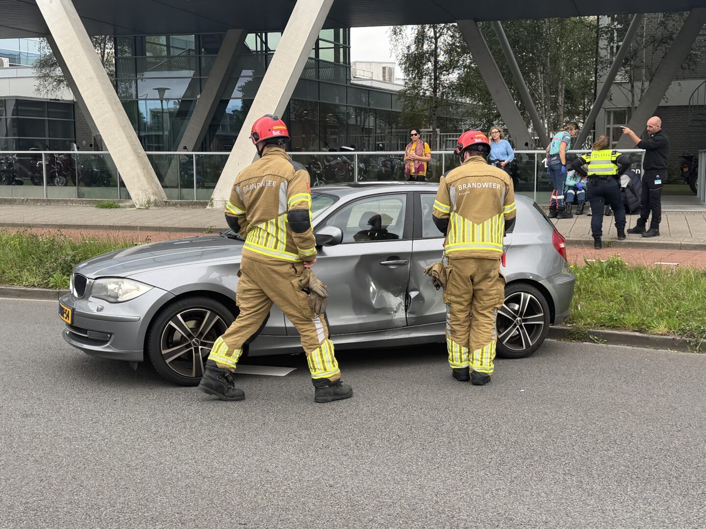 Brandweer ingezet bij ongeval tussen twee auto’s bij NHL