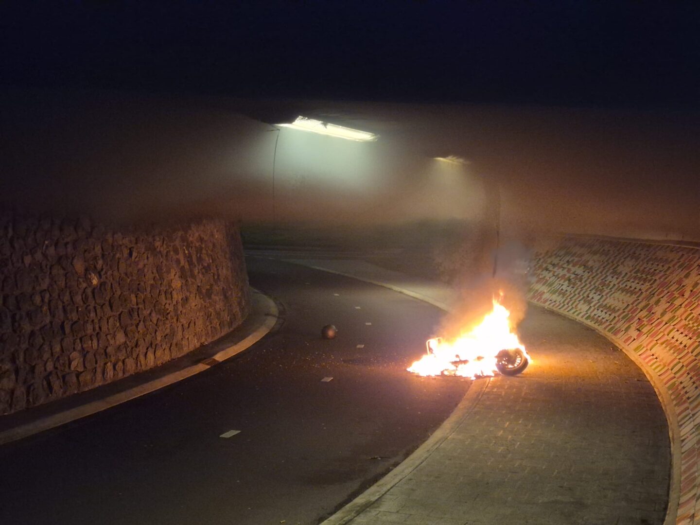 Scooter volledig uitgebrand in fietstunnel