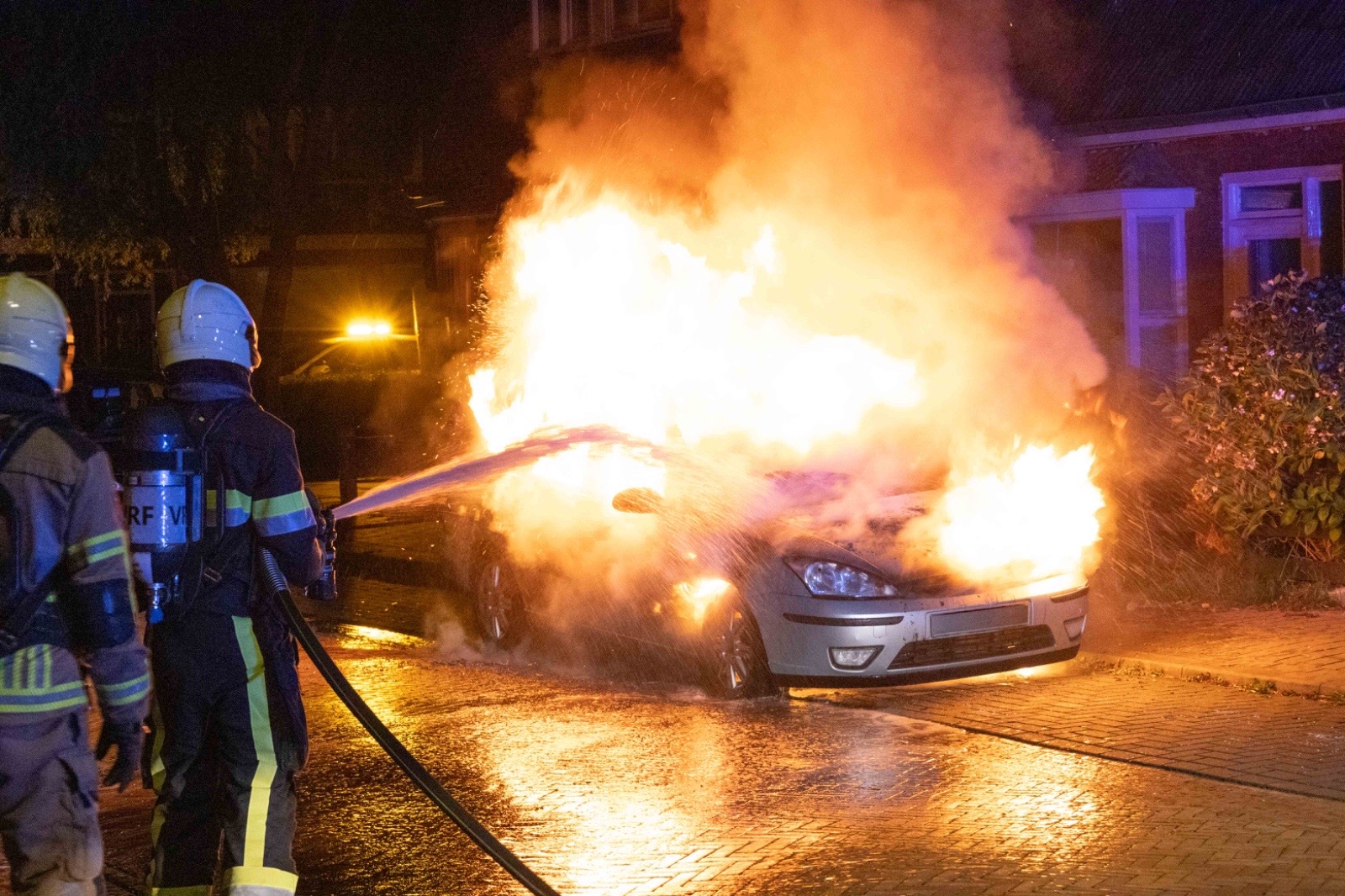 Flinke brand verwoest auto