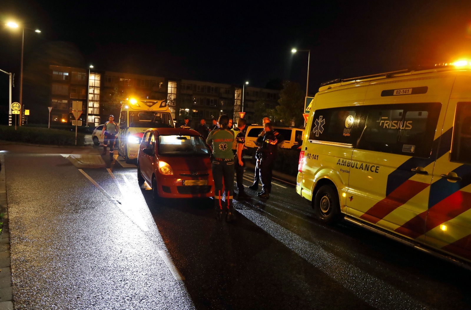 Voetgangers geschept door auto op zebrapad