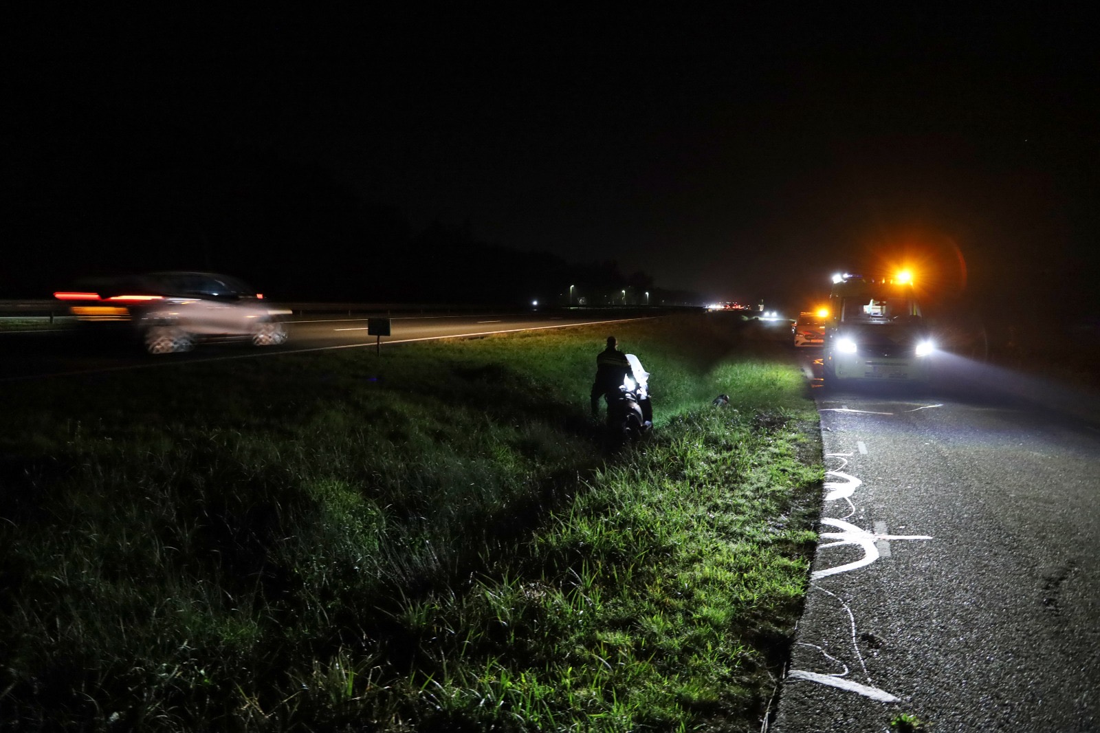 Scooterrijder belandt in greppel langs N355 Rijksstraatweg bij Ryptsjerk