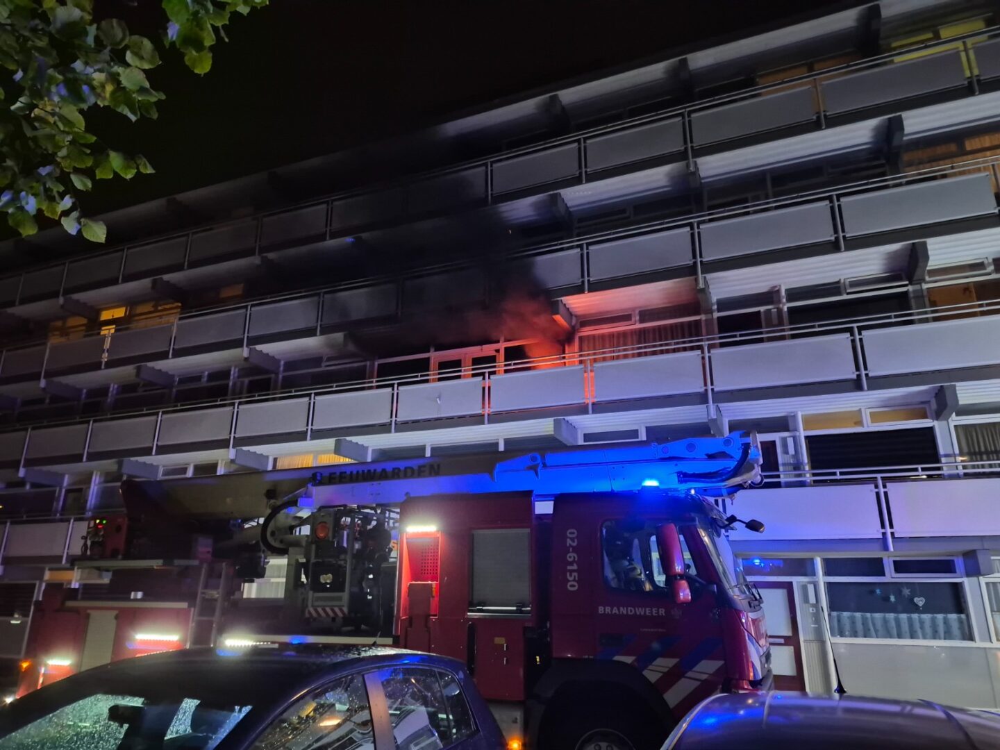 Scootmobiel in brand in hal van galerijflat