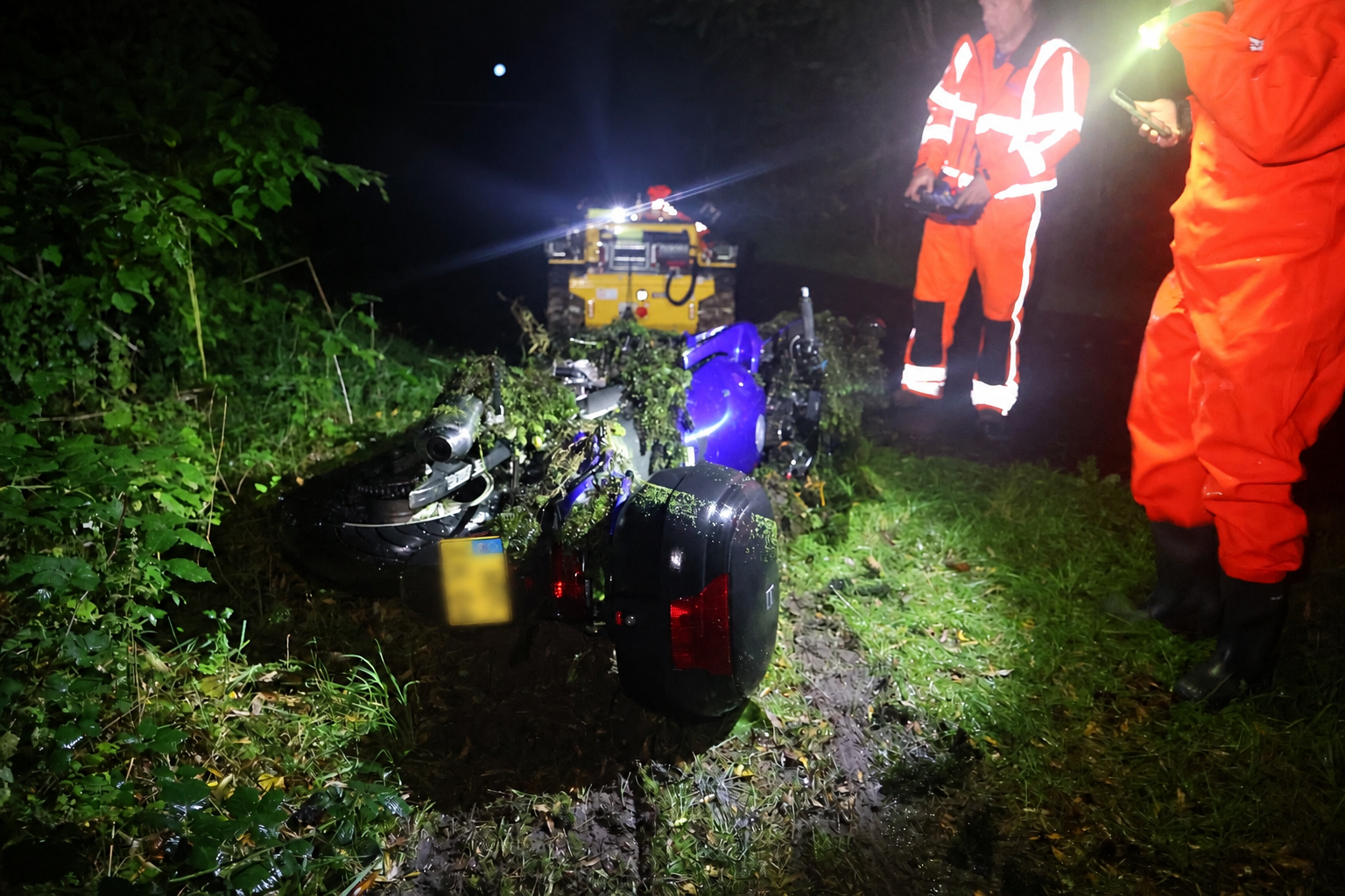 Motorrijder belandt in water in Leeuwarder Bos: grote zoekactie naar mogelijke tweede persoon