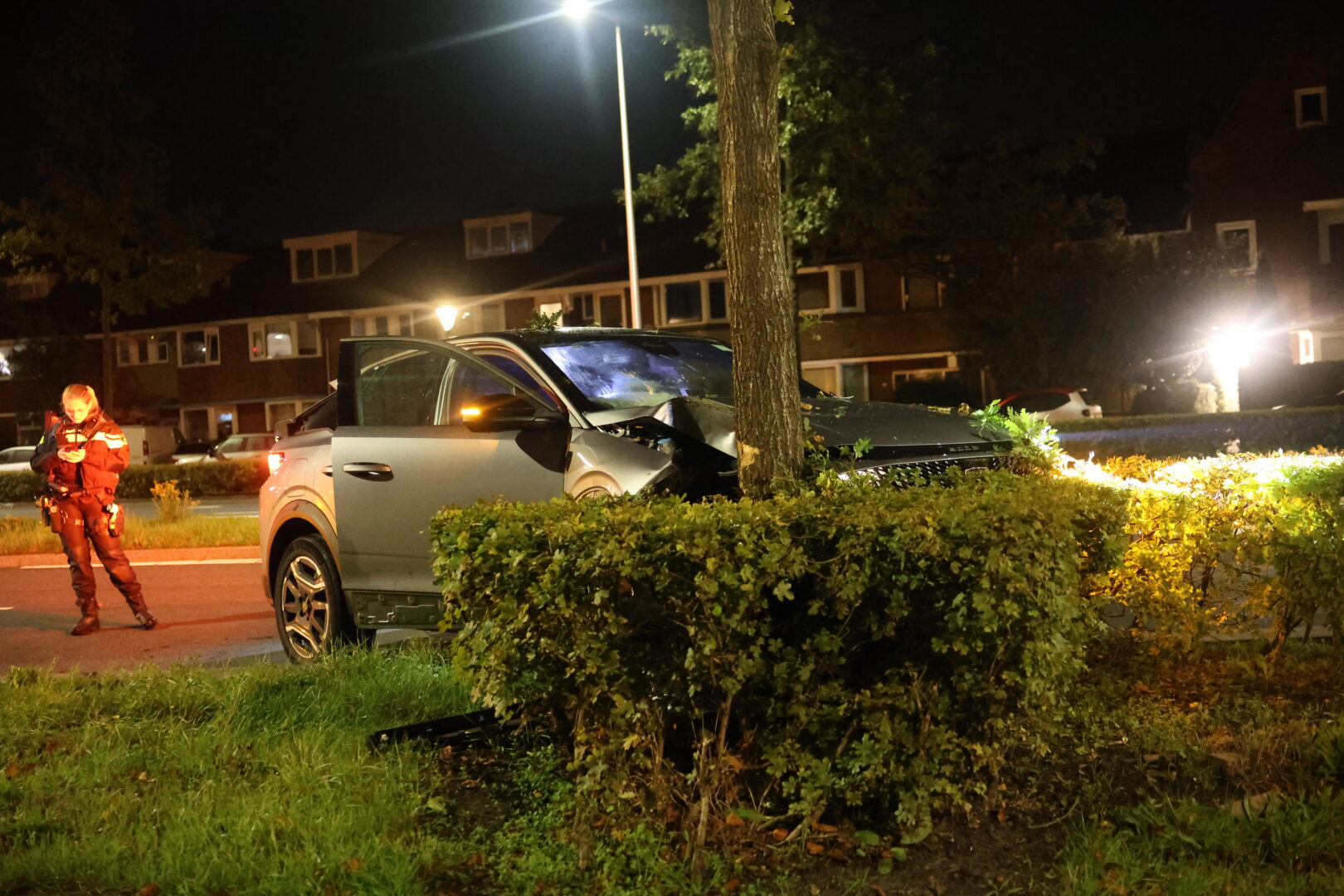 Automobilist crasht met huurauto tegen boom, inzittenden gevlucht
