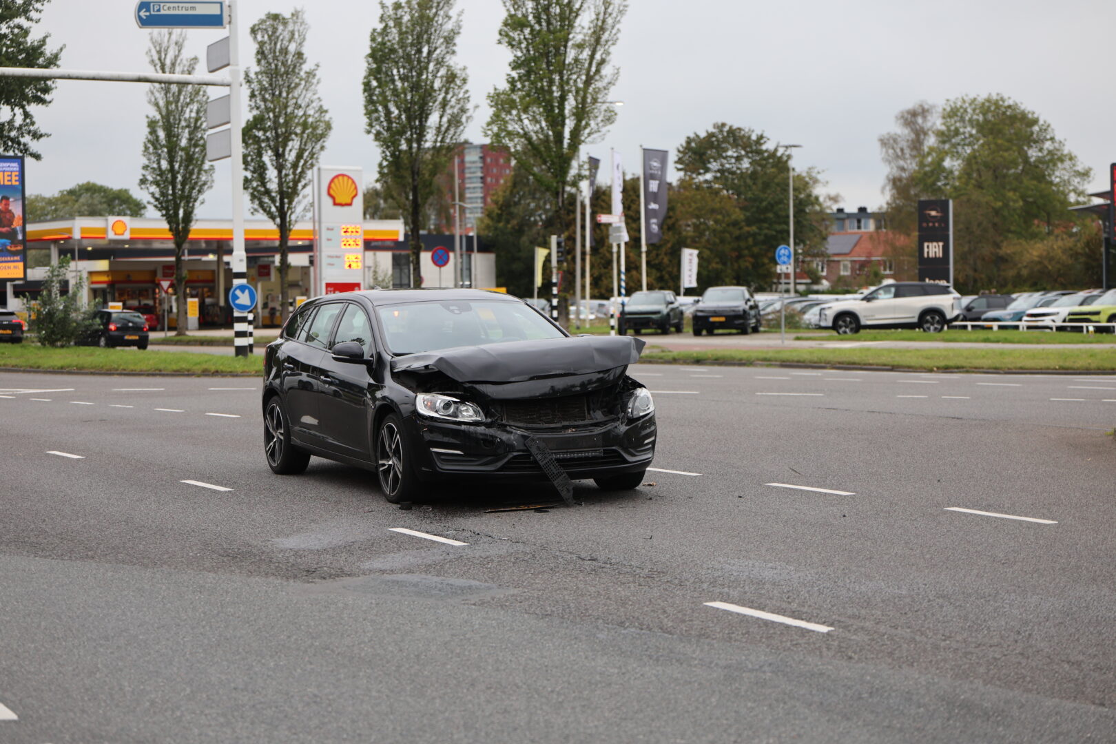 Twee auto’s botsen op Vrijheidsplein: flinke verkeershinder op rondweg