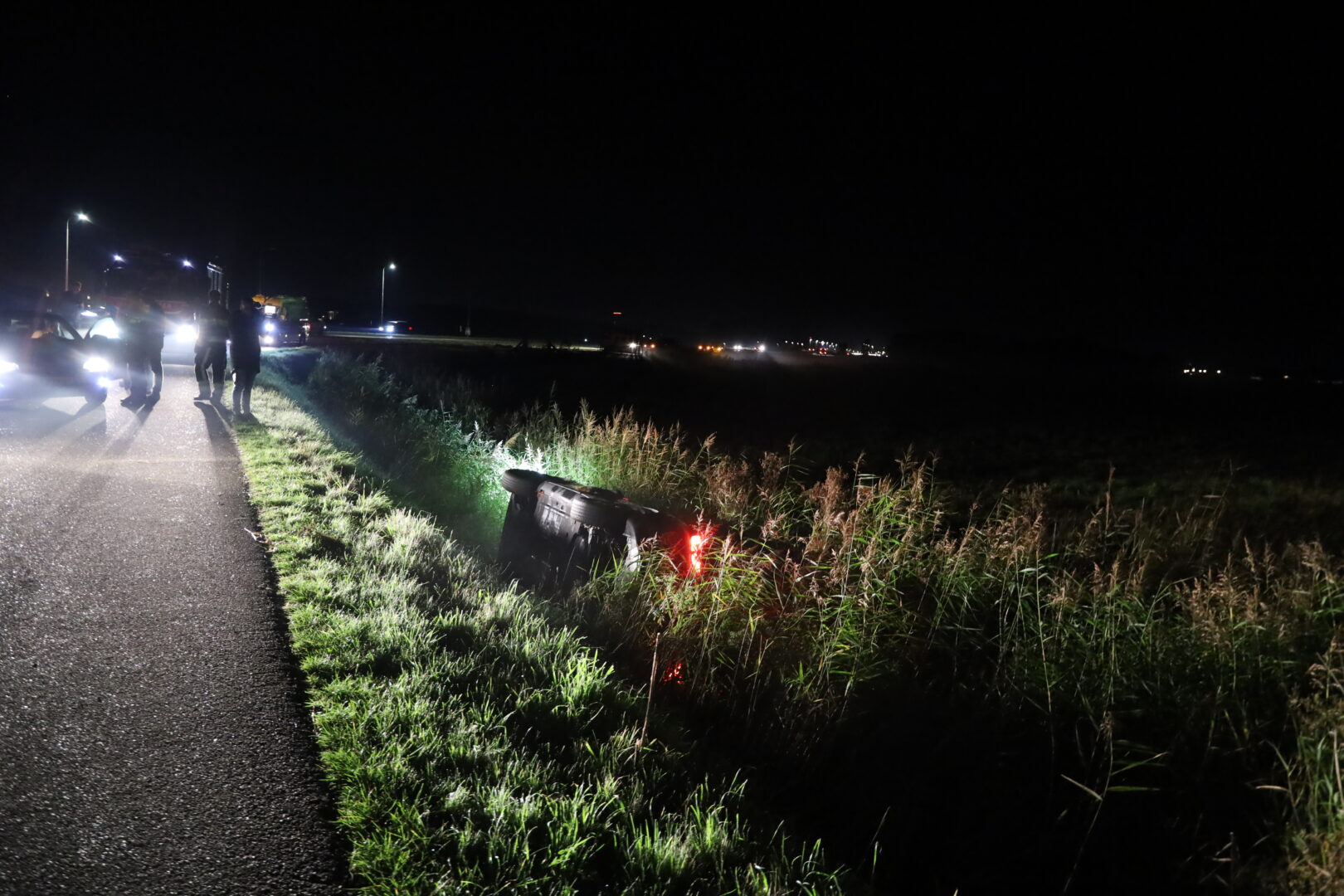 Auto belandt in greppel naast Drachtsterweg in Leeuwarden; één gewonde