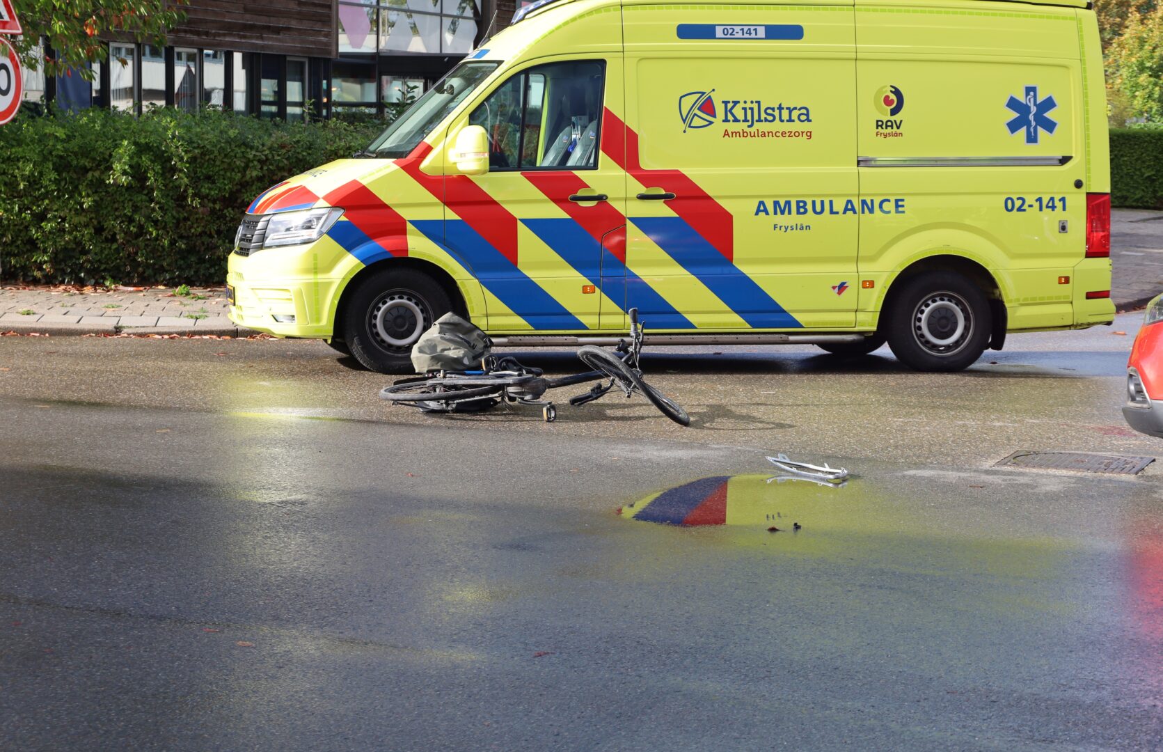Fietser gewond na botsing met auto op industrieterrein