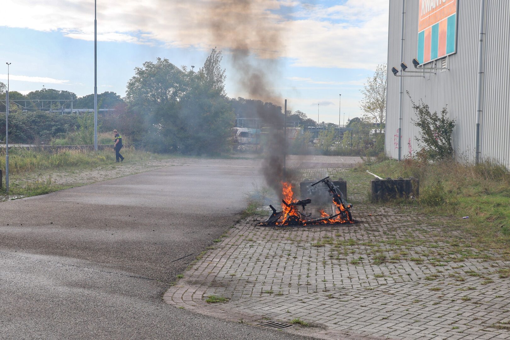 Scootmobiel in vlammen opgegaan