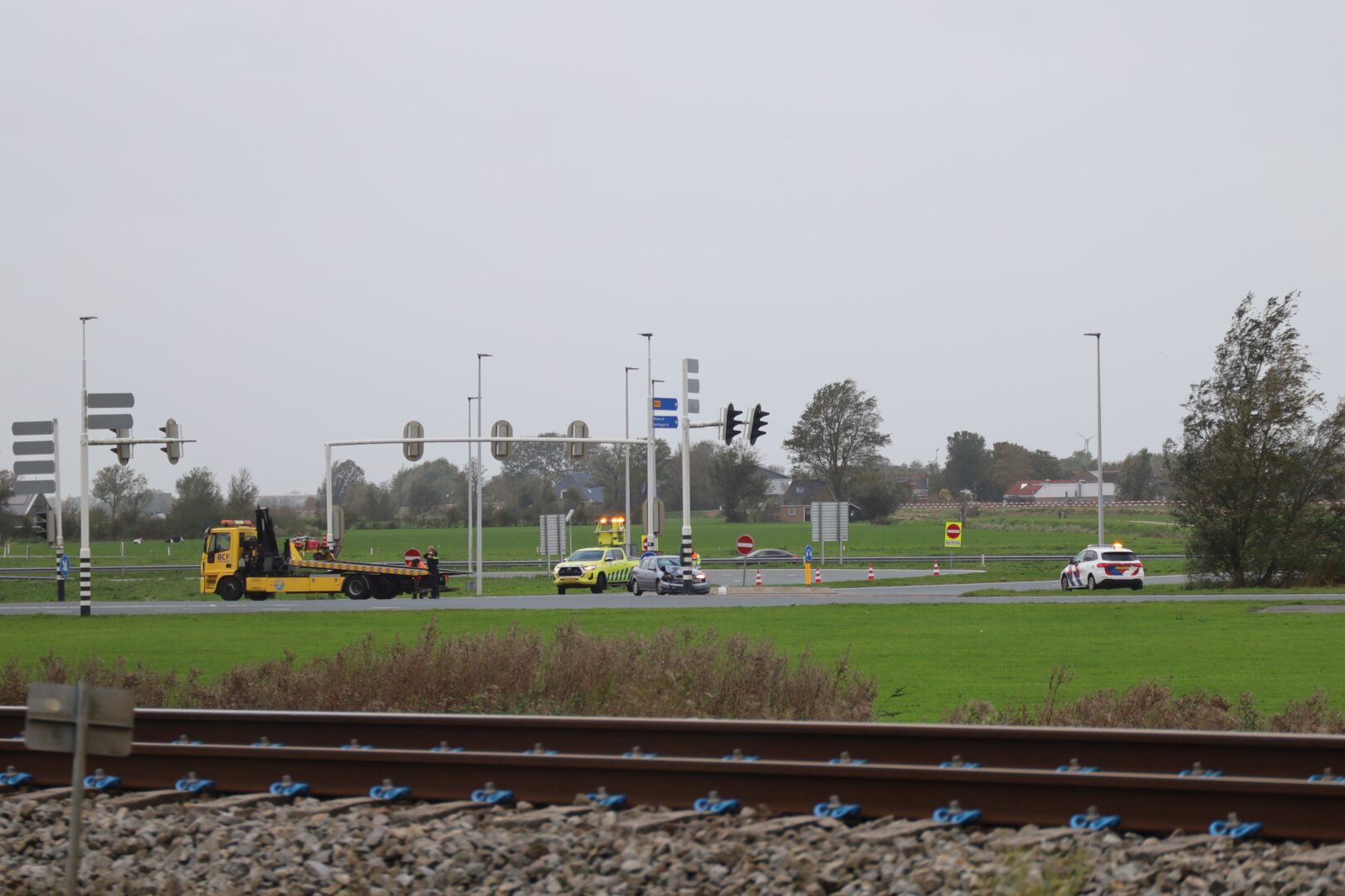 Auto botst op paal onderaan afrit Haak