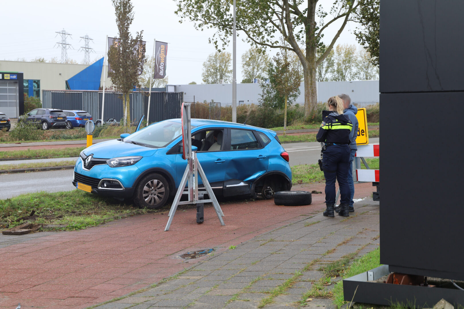 Wiel breekt af na botsing op kruising industrieterrein
