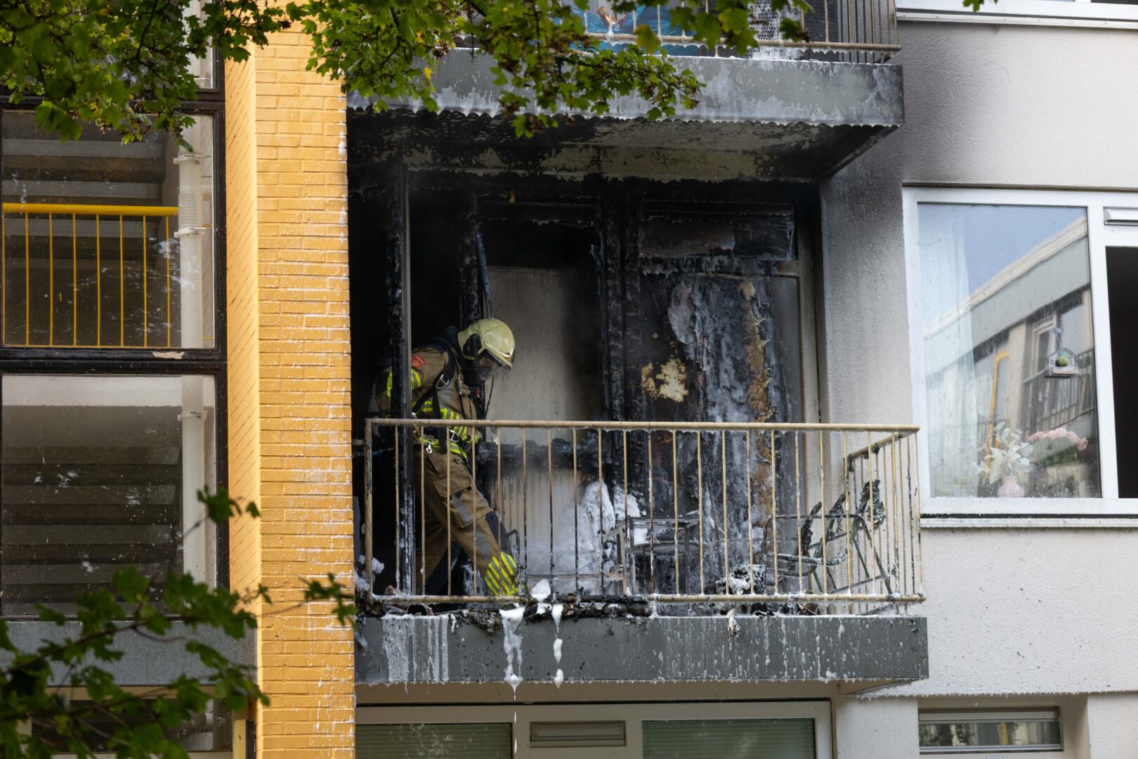 Grote schade aan woning door uitslaande brand op balkon
