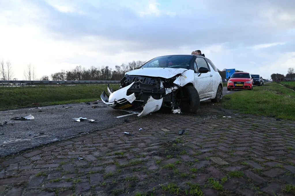 Auto verliest macht over het stuur op de N355 bij Ryptsjerk