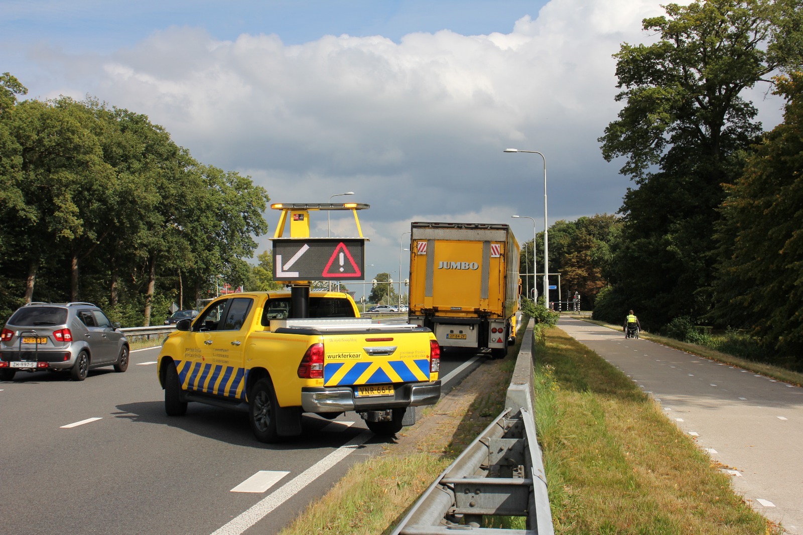 Auto in vangrail bij botsing met vrachtwagen op N355 Ryptsjerk