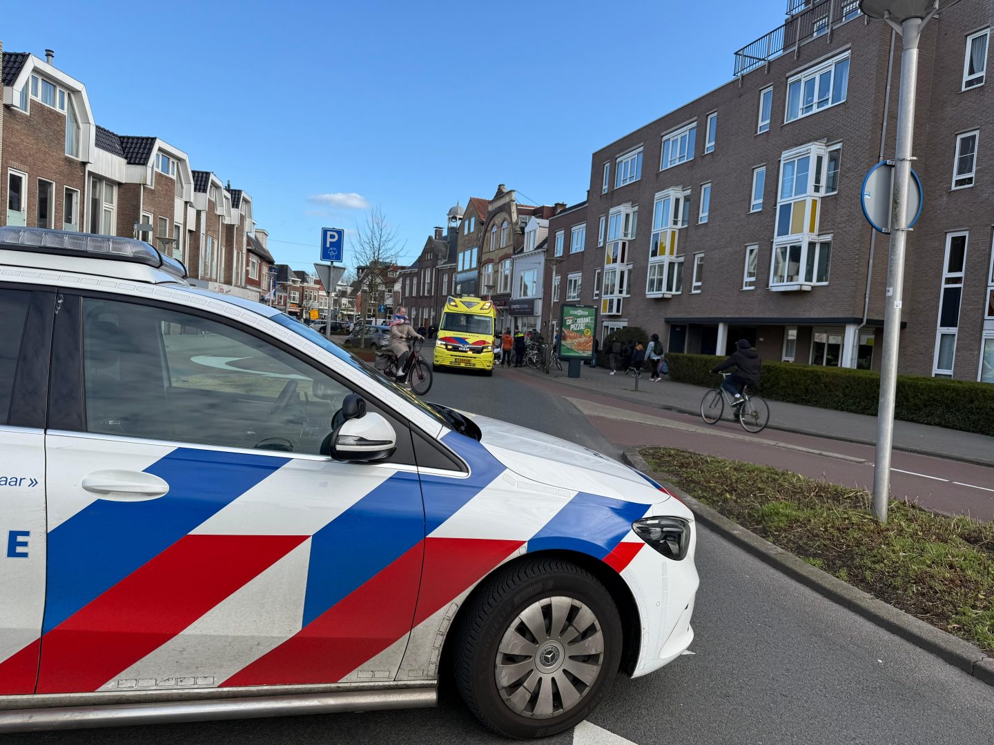 Automobilist doorgereden na aanrijden fietser in winkelstraat