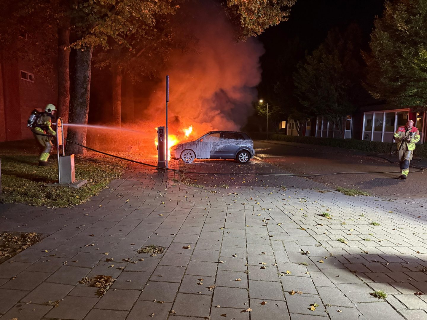 Drie auto’s beschadigd door felle brand