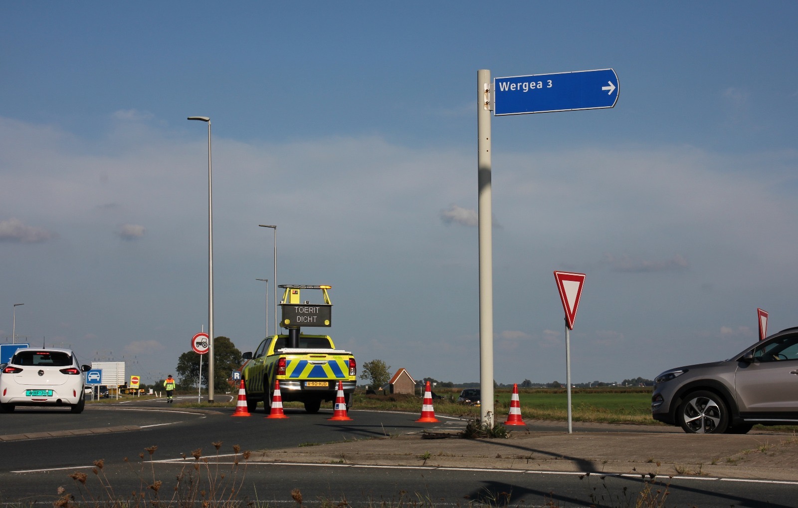 Toerit N31 Waldwei bij Leeuwarden afgesloten wegens gevallen motorrijder