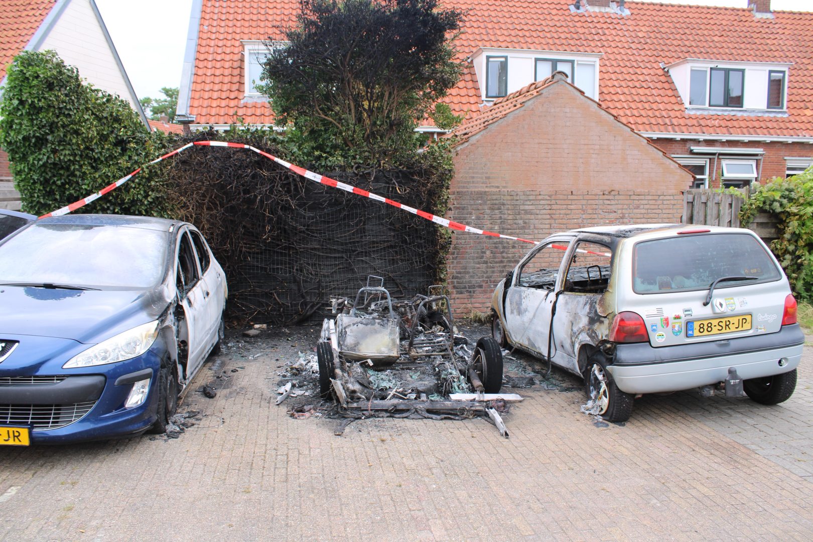 Drie voertuigen beschadigd bij brand