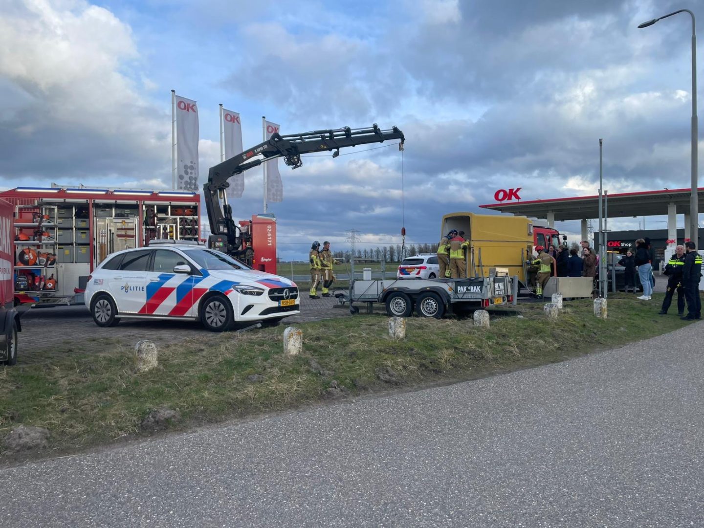Paard zakt door de vloer van paardentrailer