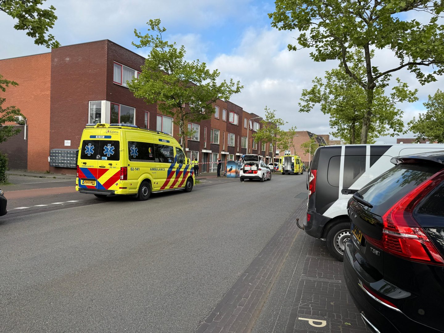Zwaargewond persoon aangetroffen op straat hulpdiensten ingezet