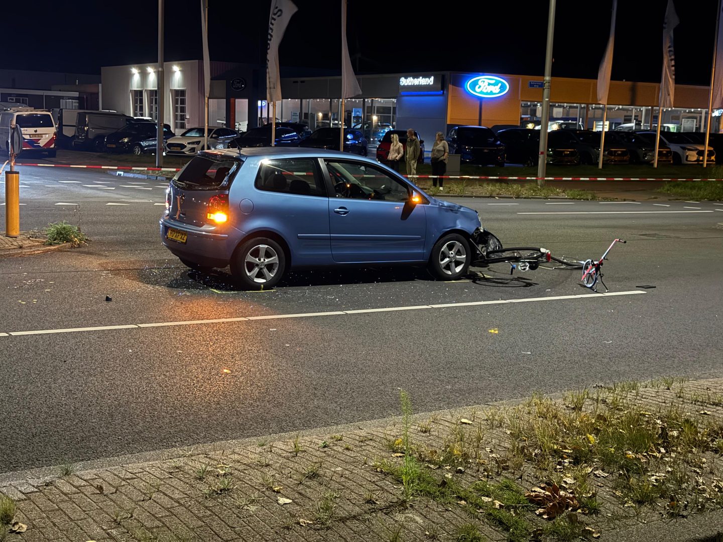 Fietser geschept door auto onderaan viaduct