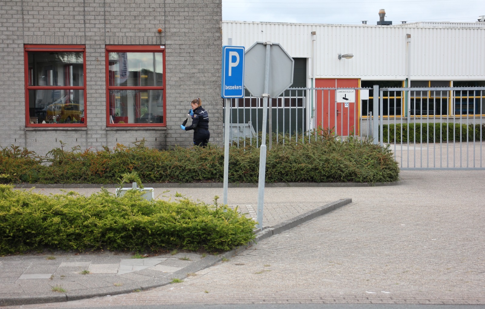 Molotovcocktail tegen gevel Caparis