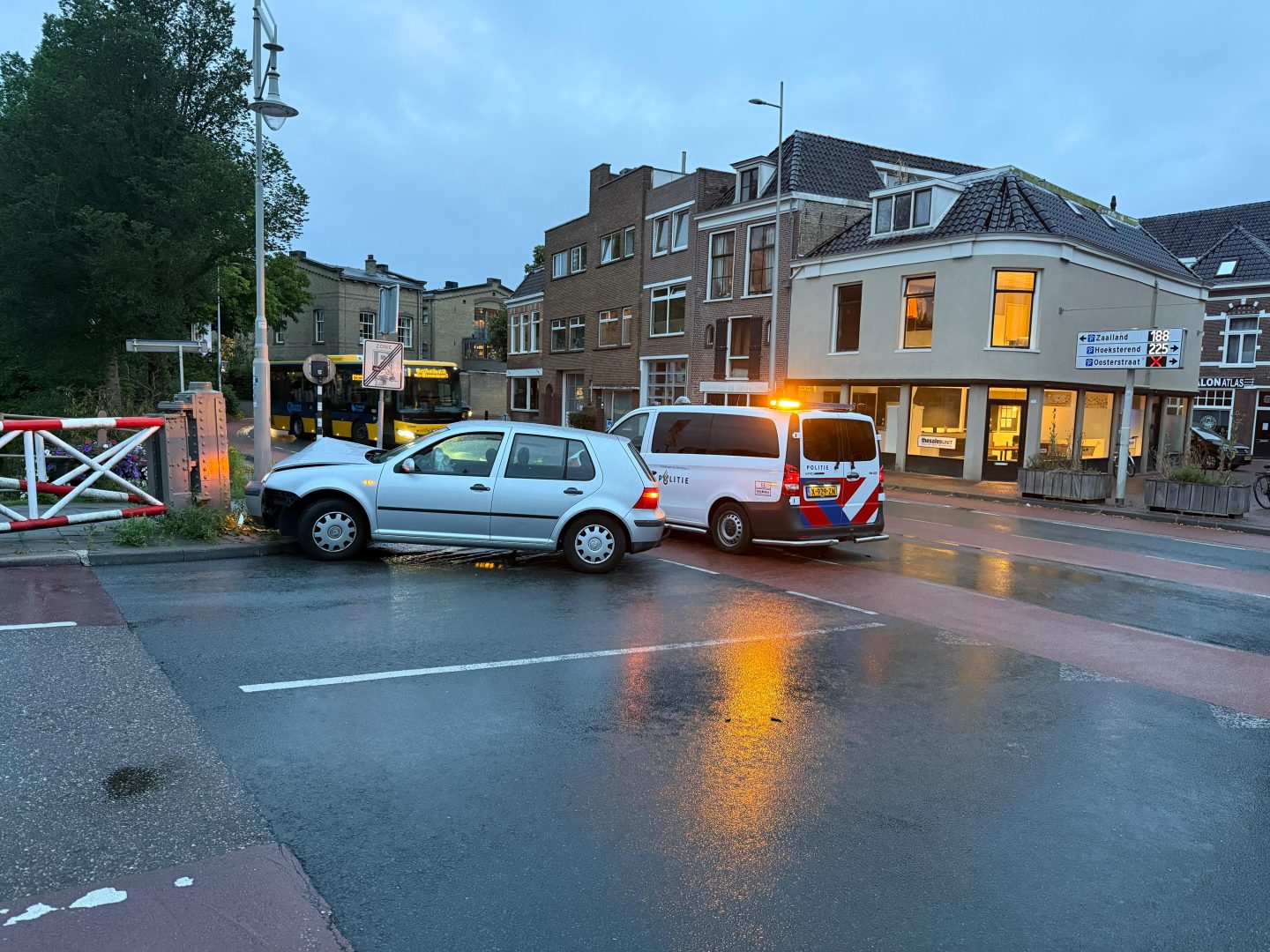 Auto Total Loss na botsing met brug